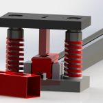 3D-rendering av en industriell mekanisk press med ett rött föremål placerat under det.