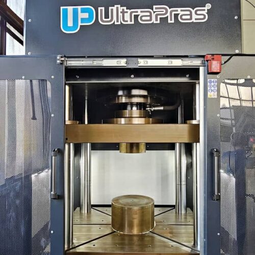 En ultrapress industrimaskin med en metalldel inuti.